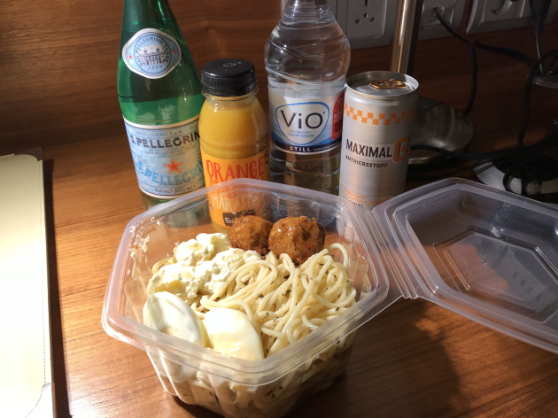 空港内のスーパーで